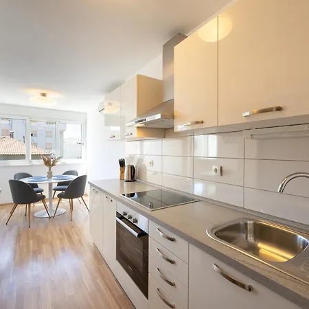 Toma Apartment Split