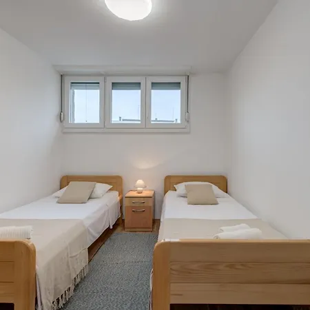 Toma Apartment Split